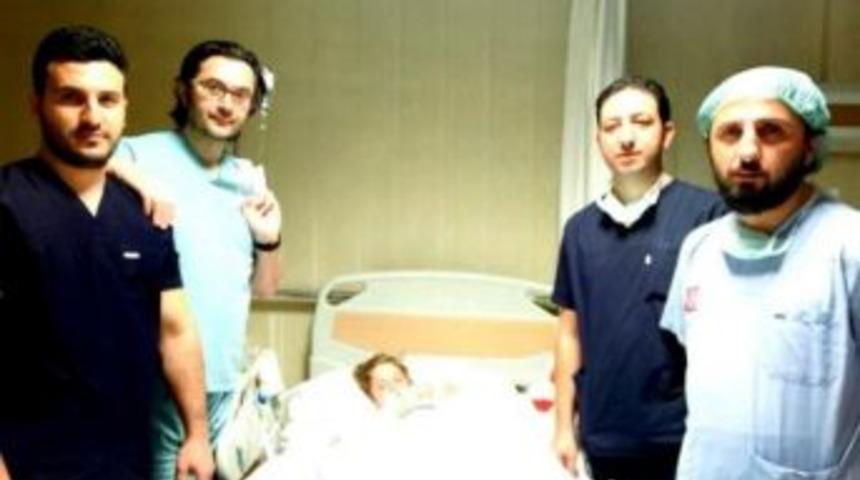 Trakt&ouml;rden D&uuml;şen &Ccedil;ocuğun Kopan Bacağı Yerine Dikildi