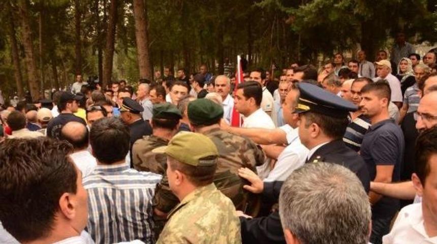 Şehit Polis Turanlı'nın Annesi: Oğlum Merhametliydi, Yoksul Su&ccedil;luya Botunu Verdi (2)