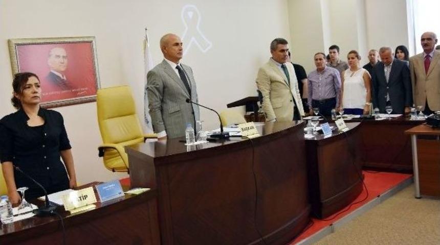 B&uuml;y&uuml;k&ccedil;ekmece Belediye Meclisi&rsquo;nden Şehitlere Saygı