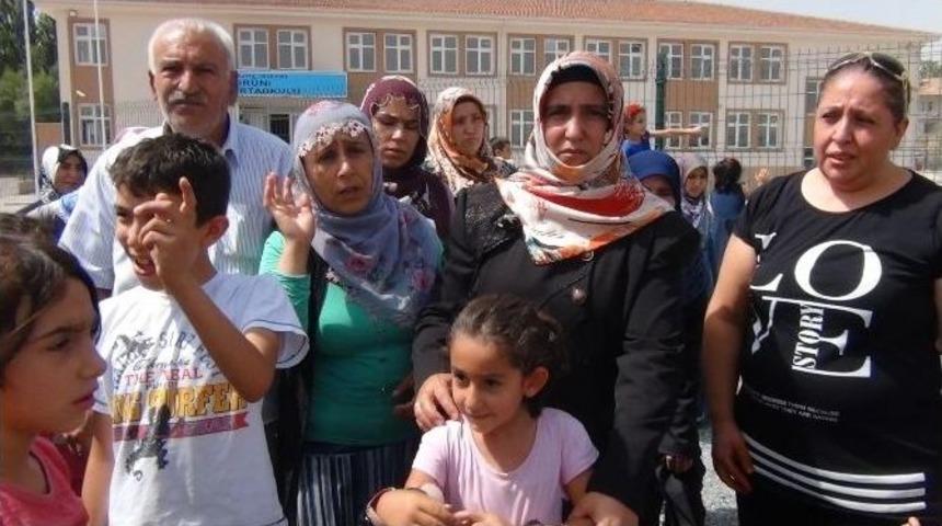 &Ccedil;ocukları Başka Okula Kaydedilen Veliler Tepki G&ouml;sterdi