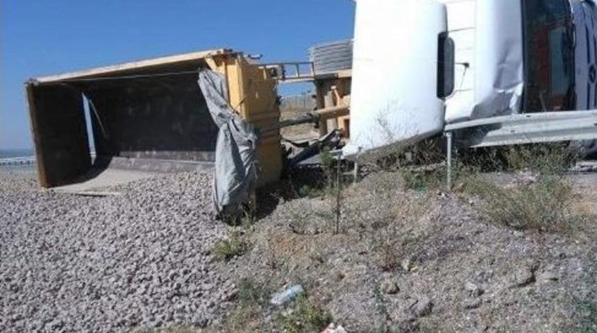 &Ccedil;akıl Y&uuml;kl&uuml; Tır Devrildi: 1 Yaralı