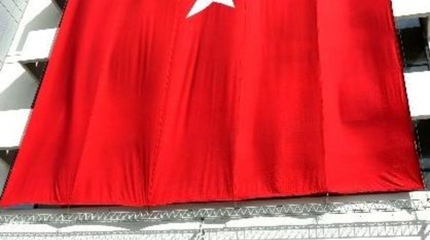 İto Binasına Dev T&uuml;rk Bayrakları