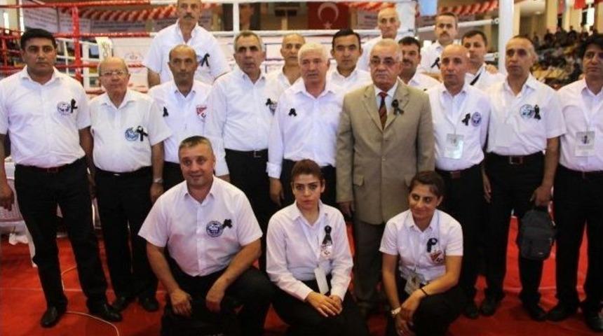 Boks Hakemlerinden Siyah Kurdeleli Ter&ouml;re Tepki