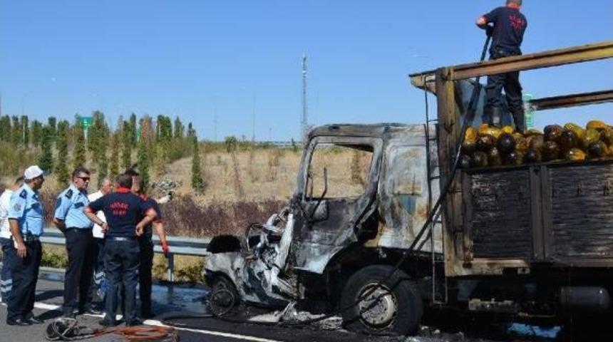 Kazada Alev Alan Otomobildeki 2 Kişi Yanarak Can Verdi