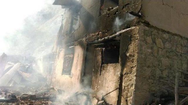 Yusufeli nde Yangın: 8 Ev K&uuml;l Oldu 1