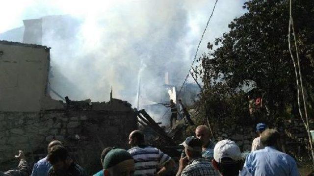 Yusufeli nde Yangın: 8 Ev K&uuml;l Oldu 3