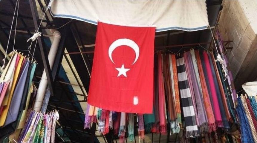 &Ccedil;arşı Esnafından Dağlıca Saldırısına Bayraklı Tepki