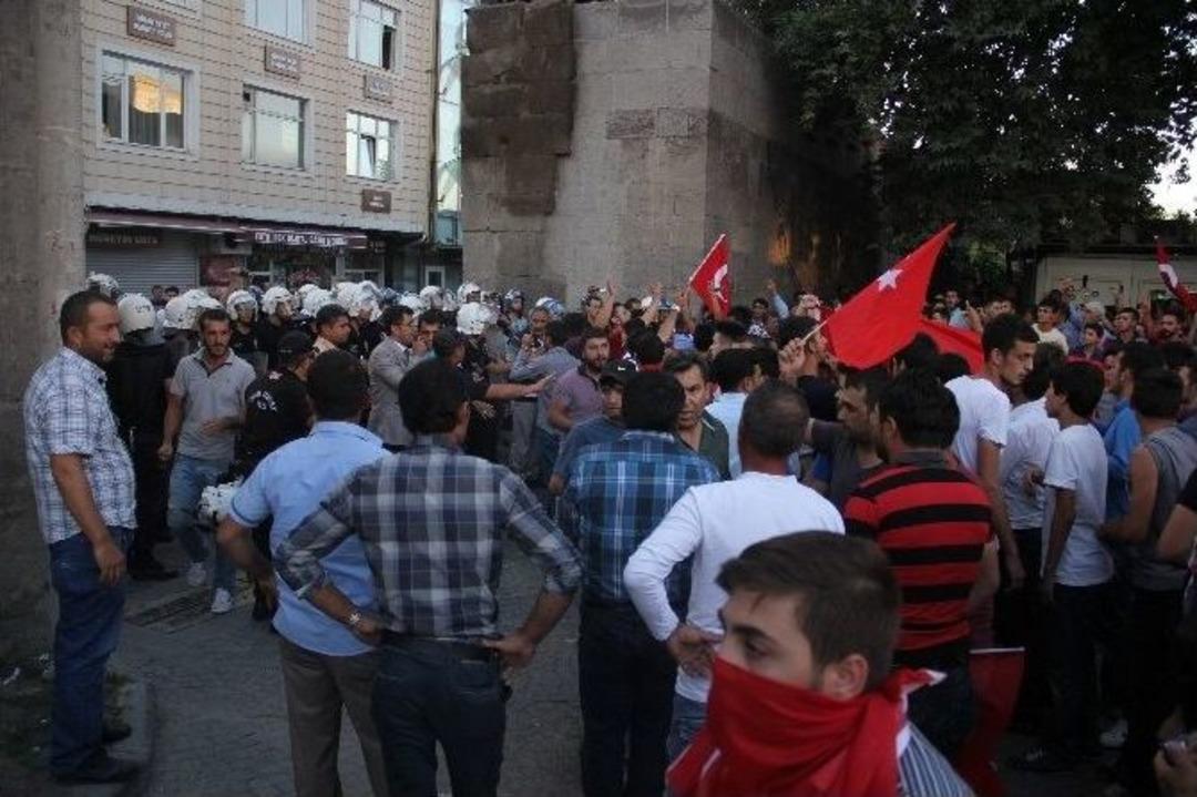 Hdp İl Binasına Y&uuml;r&uuml;mek İsteyen Gruba Biber Gazlı M&uuml;dahale