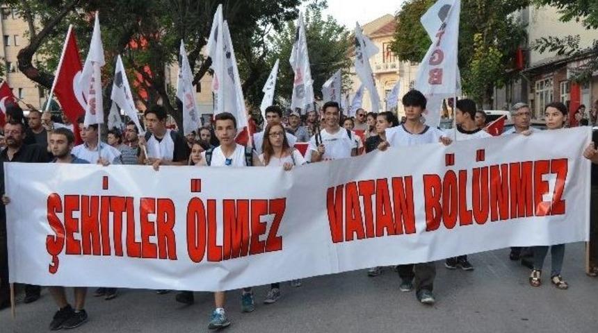 T&uuml;rkiye Gen&ccedil;lik Birliği Şehitler İ&ccedil;in Y&uuml;r&uuml;d&uuml;