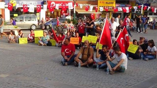 Şehitler İçin Gözü Yaşlı Protesto