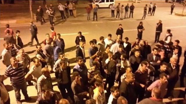 Aşkale’de Terörü Protesto Eden Grup Yolu Trafiğe Kapatmak İstedi