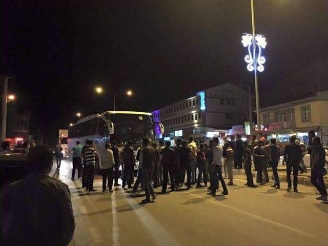 Aşkale’de Terörü Protesto Eden Grup Yolu Trafiğe Kapatmak İstedi