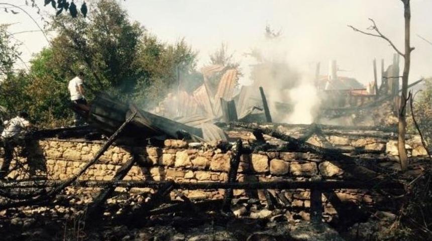 Karab&uuml;k&rsquo;te Ahşap Ev K&uuml;l Oldu