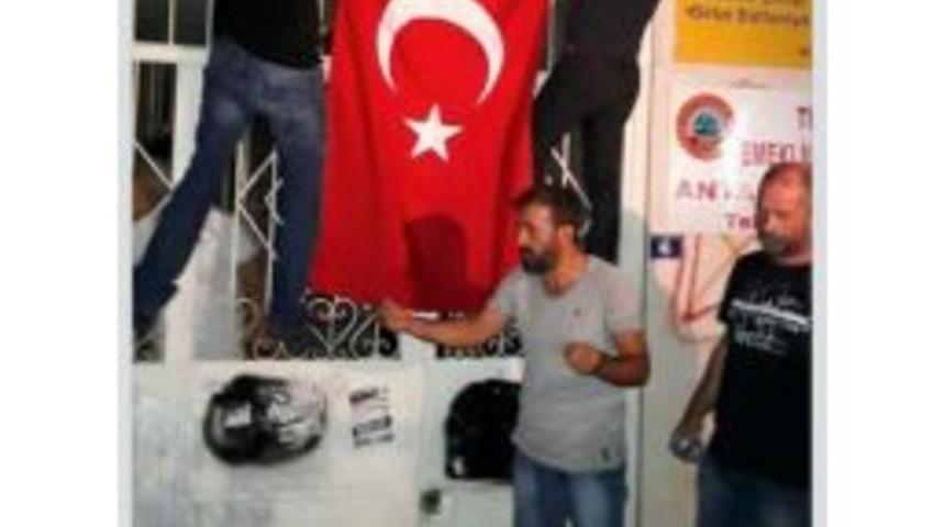 Antalya&rsquo;Da Hdp Binasına T&uuml;rk Bayrağı Astılar