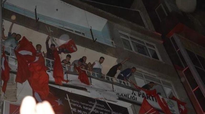 &Ccedil;orlu&rsquo;Da Hdp Binasına Saldırı Ve Lin&ccedil; Girişimi