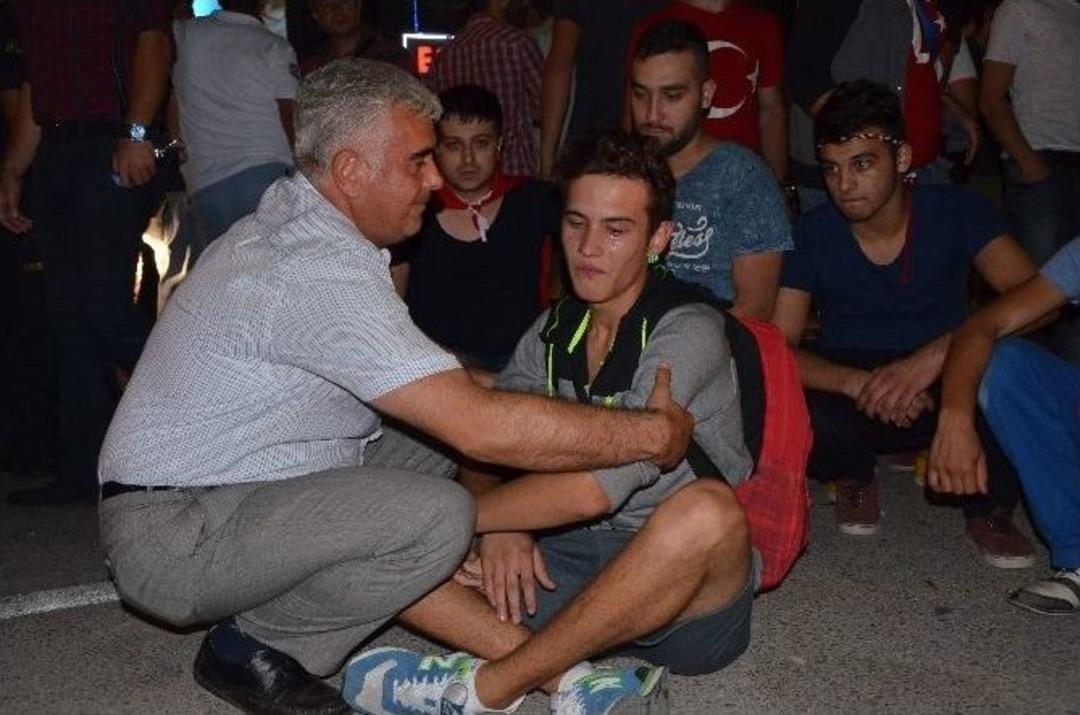 Barikatın &Ouml;n&uuml;nde Ağlayan Genci Polis Sarılarak Teselli Etti