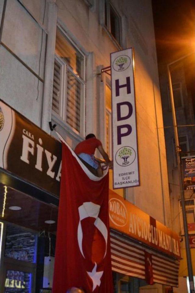 Edremit te Hdp Binası Taşlandı, Tabelası Indirildi 1
