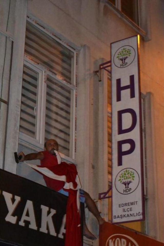 Edremit te Hdp Binası Taşlandı, Tabelası Indirildi 2