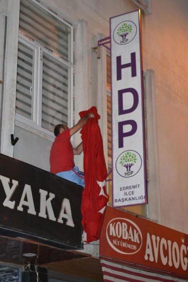 Edremit te Hdp Binası Taşlandı, Tabelası Indirildi 3