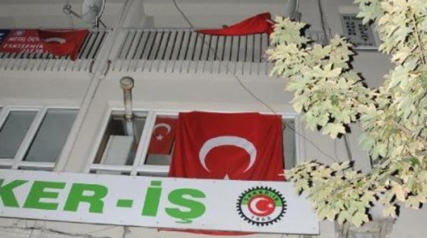 Eskişehir'de Hdp Il &Ouml;rg&uuml;t&uuml;n&uuml;n Bulunduğu Iş Merkezi Girişinde T&uuml;rk Bayrağı Astılar
