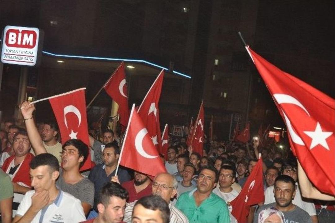 Kozanlı&rsquo;lar Şehitler İ&ccedil;in Y&uuml;r&uuml;d&uuml;