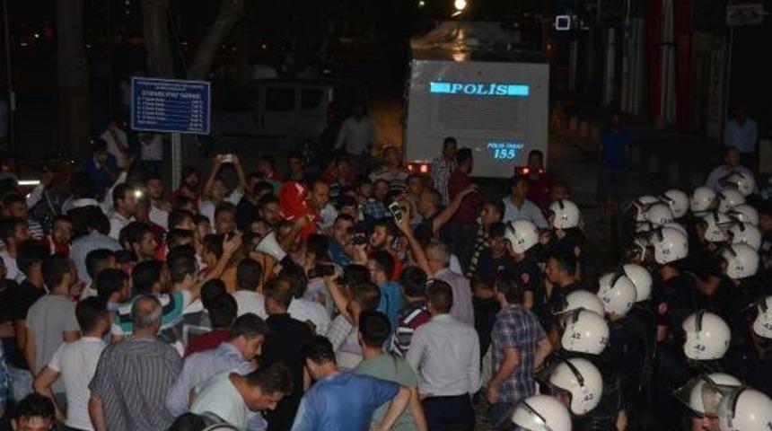 Hdp İl Binasına Girmeye &Ccedil;alışan Gruba Biber Gazlı Ve Tomalı M&uuml;dahale