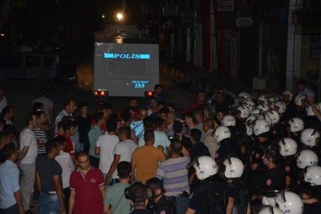 Hdp İl Binasına Girmeye Çalışan Gruba Biber Gazlı Ve Tomalı Müdahale