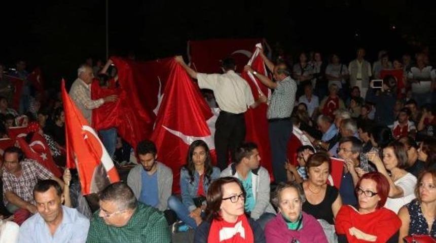 Kırklareli&rsquo;Nde Şehitler I&ccedil;in Oturma Eylemi