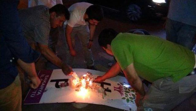 Sakarya'da Hdp İl Binasını Söküp Yaktılar, Görüntülerini Sosyal Medyada Paylaştılar