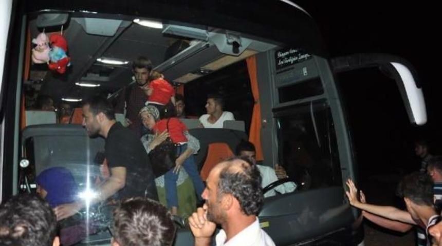 Ter&ouml;r Protestosunda Yol Kapatıp Otob&uuml;slerin Camlarını Kırdılar