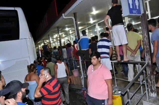 Terör Protestosunda Yol Kapatıp Otobüslerin Camlarını Kırdılar