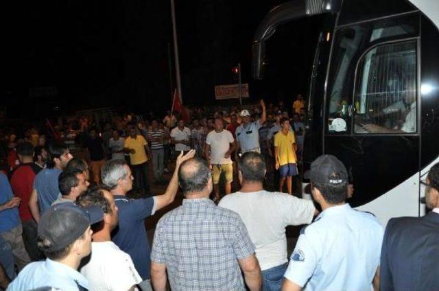 Terör Protestosunda Yol Kapatıp Otobüslerin Camlarını Kırdılar