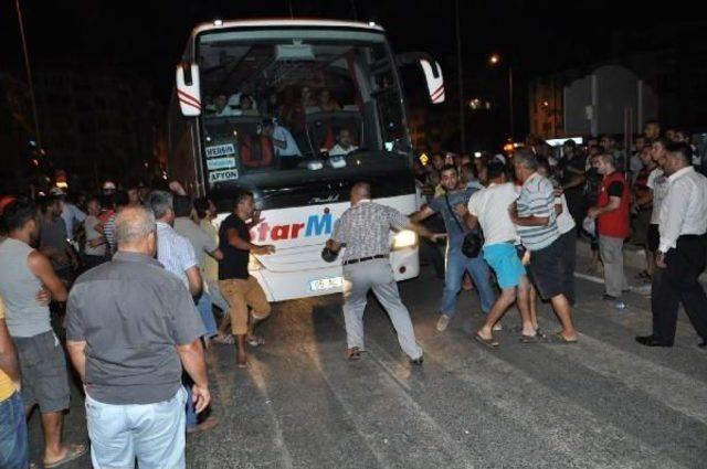 Terör Protestosunda Yol Kapatıp Otobüslerin Camlarını Kırdılar