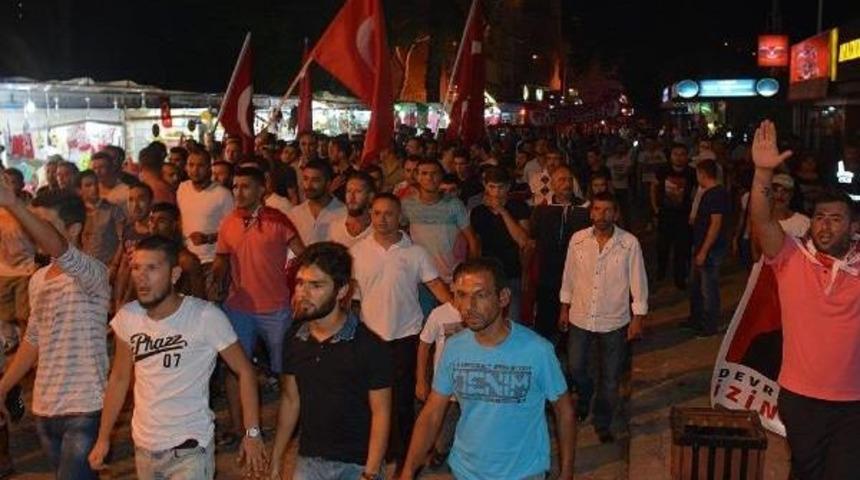 Dikili'de Hdp Binası Taşlandı