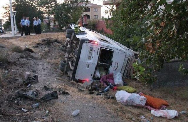 Mevsimlik İşçiler Evlerine Dönerken Kaza Yaptı: 20 Yaralı