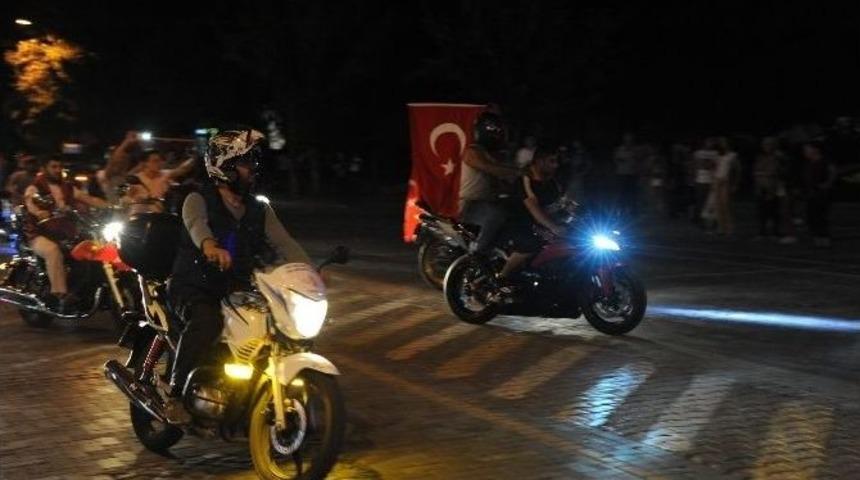 Uşaklı Motorcular Şehitler İ&ccedil;in Yollara D&ouml;k&uuml;ld&uuml;