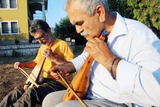 İtalyan Müzisyen Yörük Enstrümanlarını Inceledi