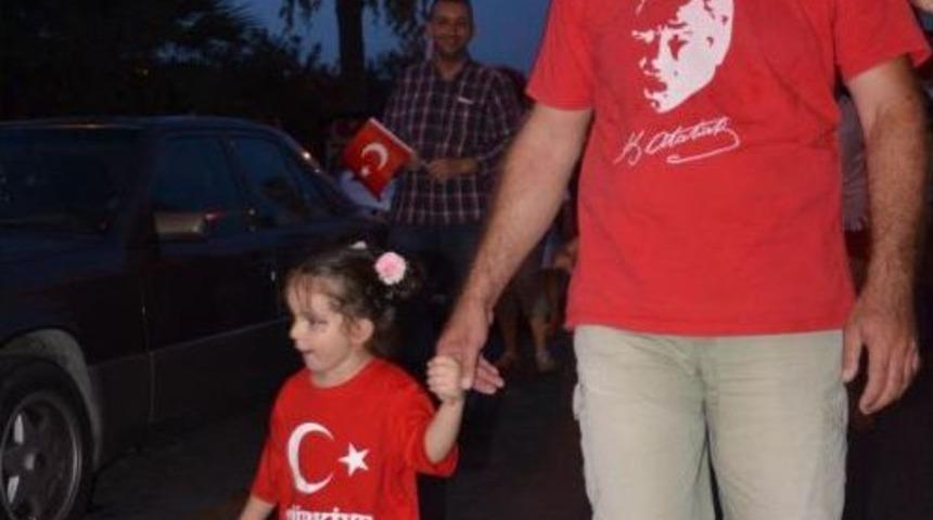 Kuşadası, Kurtuluş Ve Şehitler I&ccedil;in Y&uuml;r&uuml;d&uuml;