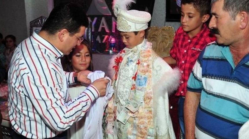 T&uuml;t&uuml;nc&uuml;&rsquo;den S&uuml;nnet &Ccedil;ocuklarına Antalyaspor Forması