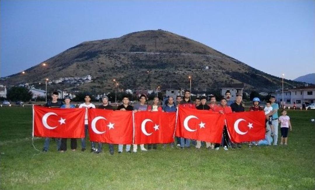 (&ouml;zel Haber) Dağlıca&rsquo;da Şehit Olan Askerler İ&ccedil;in Yama&ccedil; Paraş&uuml;t&uuml;yle T&uuml;rk Bayrağını A&ccedil;arak U&ccedil;tular