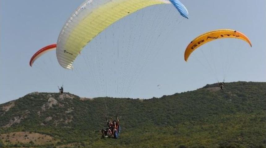 Paraş&uuml;tler G&ouml;k Y&uuml;z&uuml;nde S&uuml;z&uuml;ld&uuml;