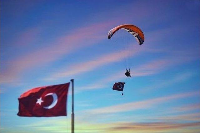 Paraş&uuml;tler G&ouml;k Y&uuml;z&uuml;nde S&uuml;z&uuml;ld&uuml; 1