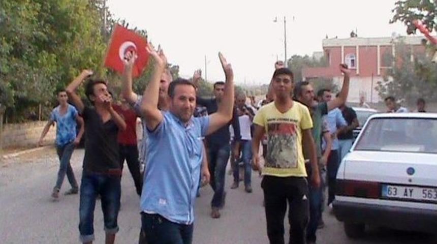 T&uuml;rk Bayrağını Jandarma Komutanına Tekbir Getirerek Teslim Ettiler