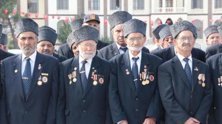 Manisa'da Kurtuluş Kutlamaları Buruk Ge&ccedil;ti