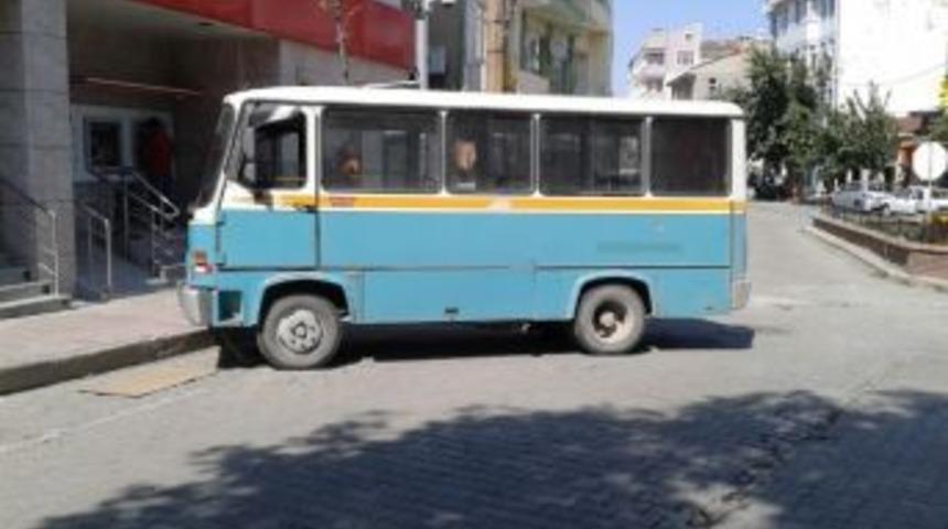 Trafikte Arızalanan Minib&uuml;s Tehlike Sa&ccedil;tı