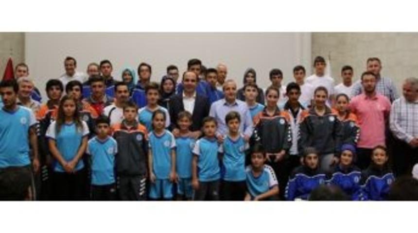 Başarılı Sporcular &Ouml;d&uuml;llendirildi