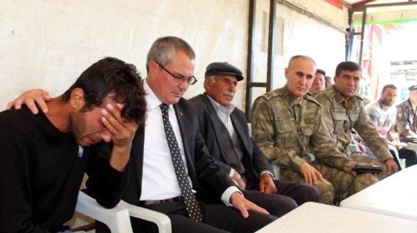 Ardahanlı Şehit Uzman &Ccedil;avuş'un Babası, Vali'yi Ağlattı