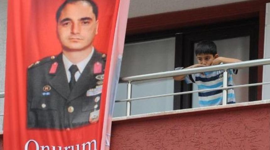 Sağlık Bakanı Müezzinoğlu, Şehit Yarbay'ın Ailesini Ziyaret Etti