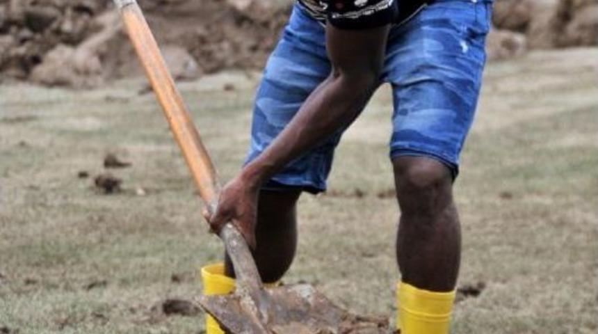 Ganalı Futbolcu Transfer Olduğu Hopaspor’Da Ilk Iş Saha Temizliği Yaptı