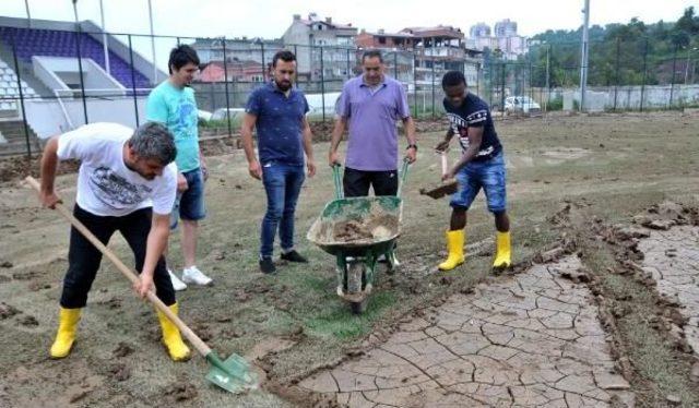 Ganalı Futbolcu Transfer Olduğu Hopaspor’Da Ilk Iş Saha Temizliği Yaptı